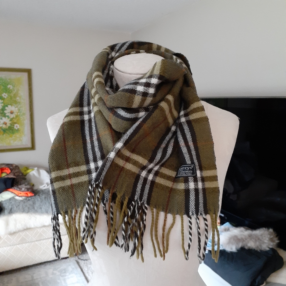 Vintage Burberrys 100% lambswool scarf